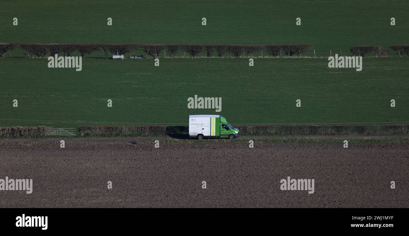 Un furgone per la consegna a domicilio del Waitrose Supermarket che consegna merci in campagna. Foto Stock