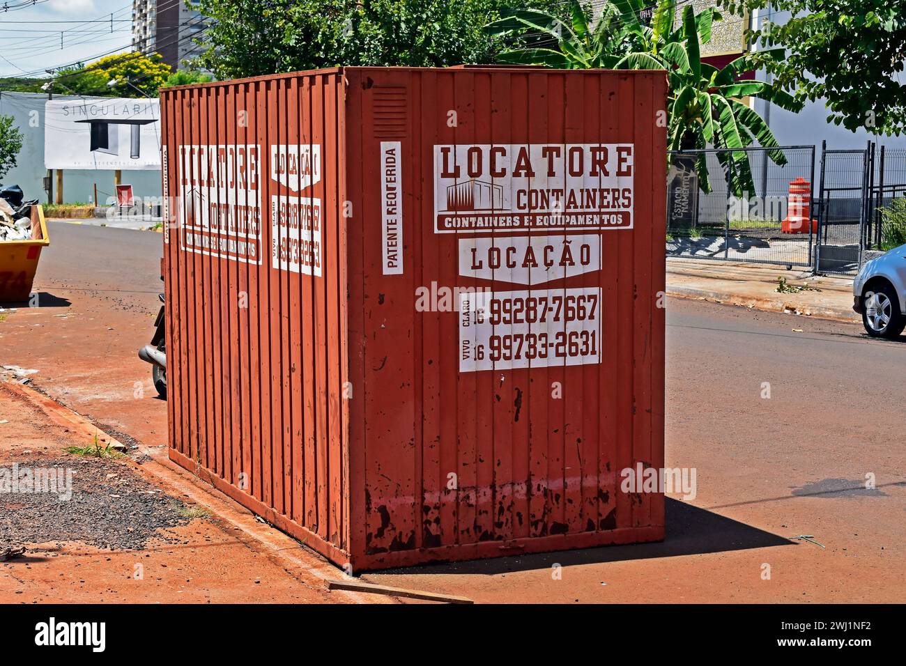 RIBEIRAO PRETO, SAN PAOLO, BRASILE - 26 dicembre 2023: Contenitore per lo stoccaggio dei detriti edili Foto Stock