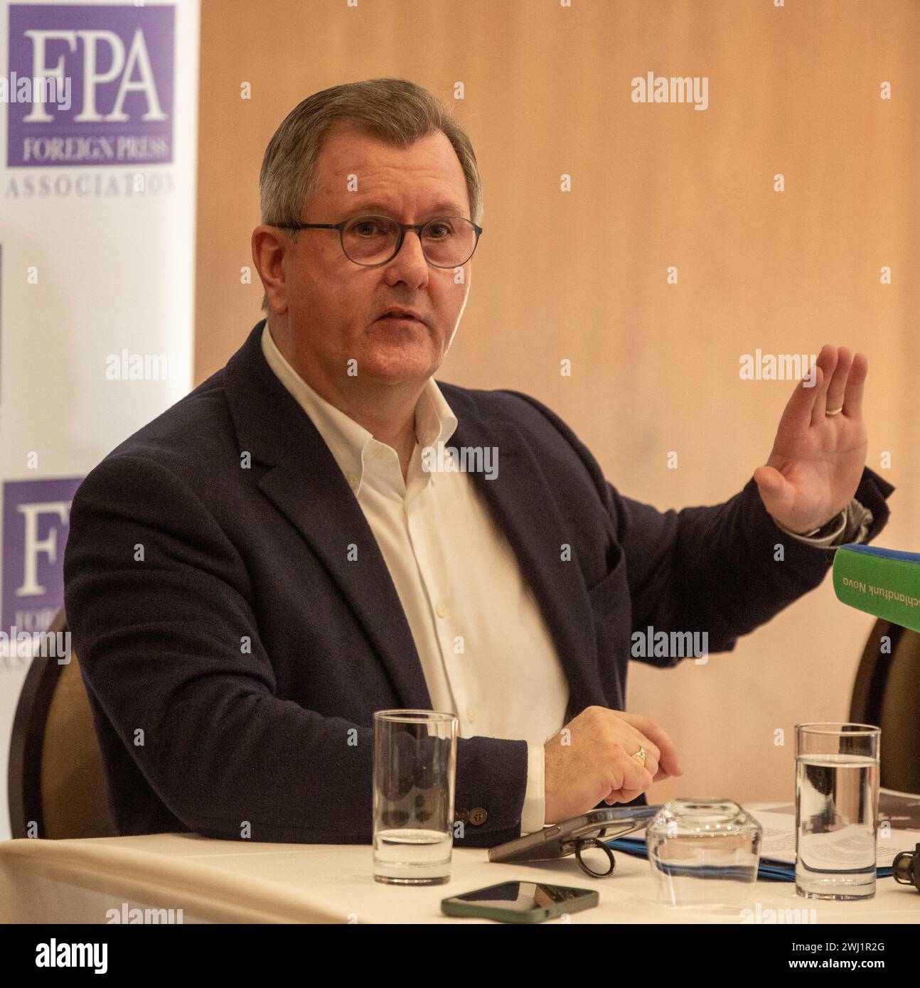 Londra, Inghilterra, Regno Unito. 12 febbraio 2024. Il leader del Partito Unionista Democratico (DUP) dell'Irlanda del Nord JEFFREY DONALDSON è visto parlare con i membri della stampa straniera durante un briefing a Londra organizzato dalla Foreign Press Association. (Credit Image: © Tayfun Salci/ZUMA Press Wire) SOLO PER USO EDITORIALE! Non per USO commerciale! Foto Stock