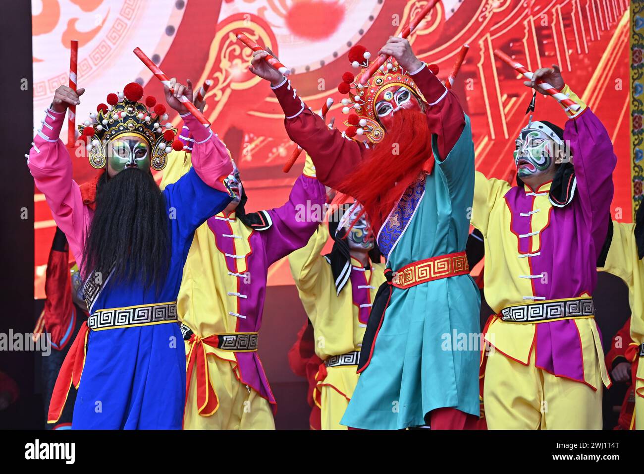 Trafalgar Square, Londra, Regno Unito, 11 febbraio 2024: China: Puning Ying GE dance groups preforma il nuovo anno lunare 2024 uno spettacolo spettacolare quest'anno per il nuovo anno lunare 2024, con il CPC che sponsorizza l'intero spettacolo che proviene da Pechino e Guangzhou. Il nuovo anno lunare è anche conosciuto come Capodanno cinese o Festival di primavera. La celebrazione cinese a Londra ha attirato migliaia di persone. Vivi le danze tradizionali del drago e del leone volante e gli spettacoli teatrali pieni di divertimento provenienti dalla Cina, tra cui l'opera e le acrobazie di Pechino, le mostre di arti marziali e l'antica magia di Londra, Regno Unito. Foto Stock