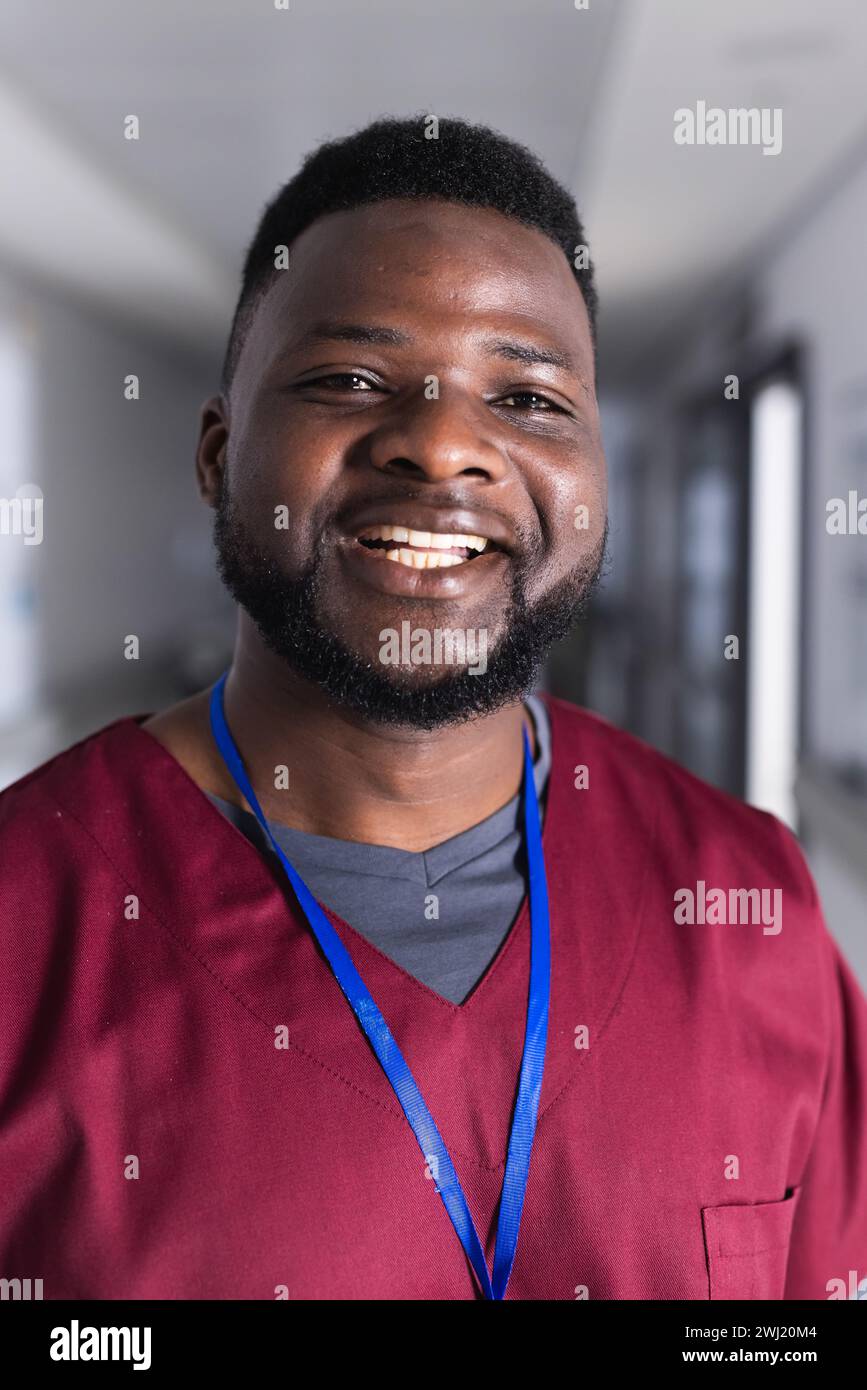 Ritratto di felice afro-americano medico maschile nel corridoio dell'ospedale Foto Stock