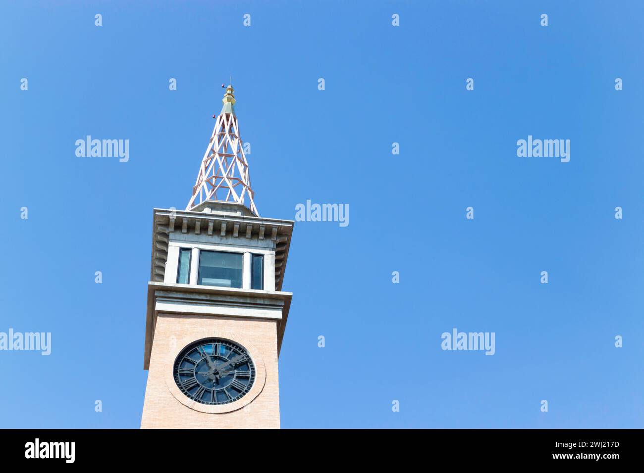 Vecchia torre dell'orologio nell'outlet, foto di scorta Foto Stock