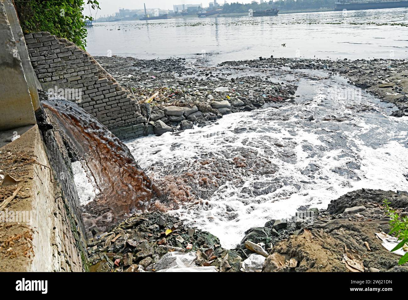 L'acqua degli effluenti industriali è stata rilasciata dalla Textile Industries presso il fiume Buriganga a Dacca, Bangladesh, il 12 febbraio 2024. Il Buriganga è uno dei fiumi inquinati del Bangladesh. Foto Stock