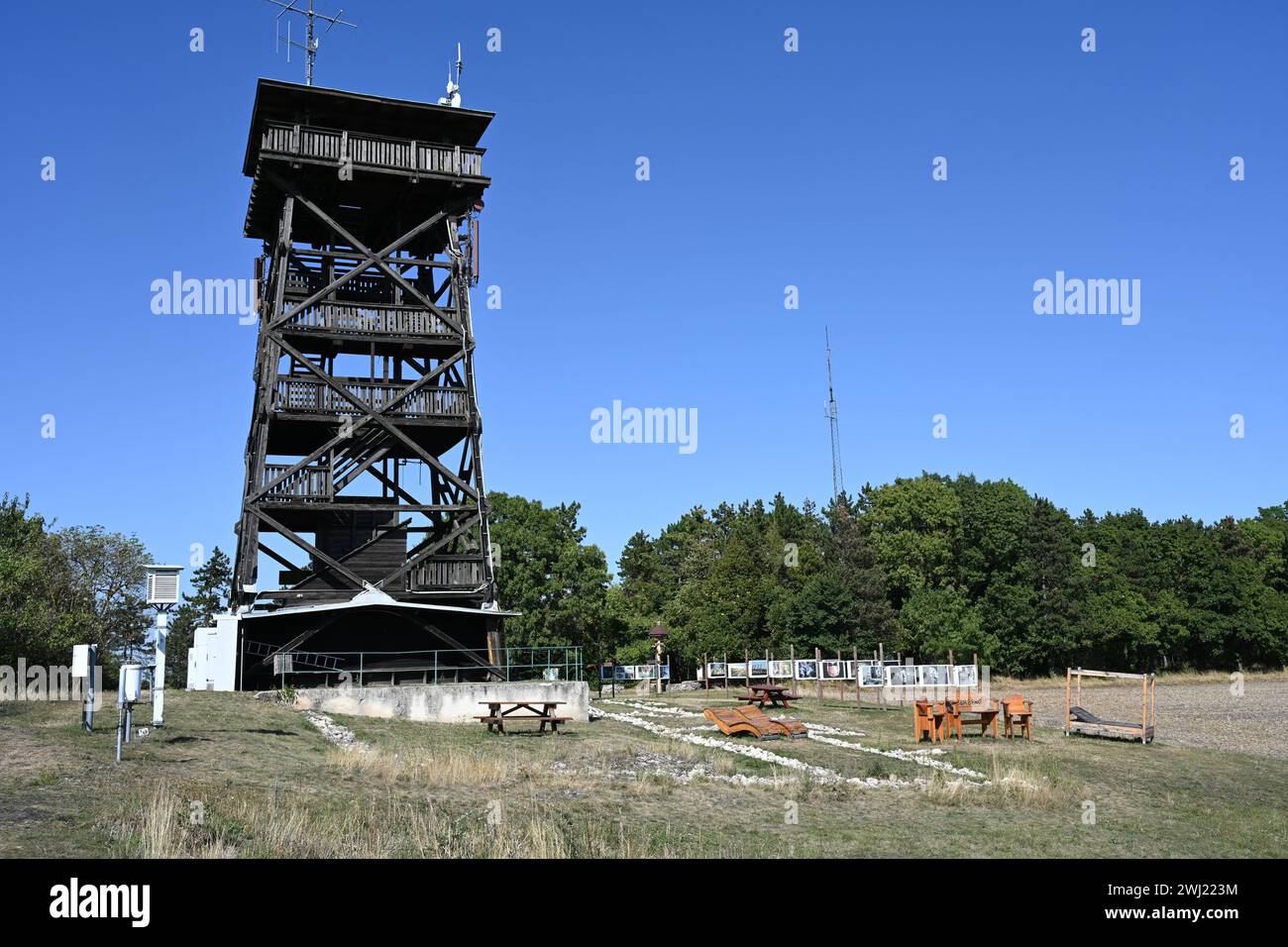 Il resto della rovina di una chiesa e la torre panoramica di Oberleis, Austria Foto Stock