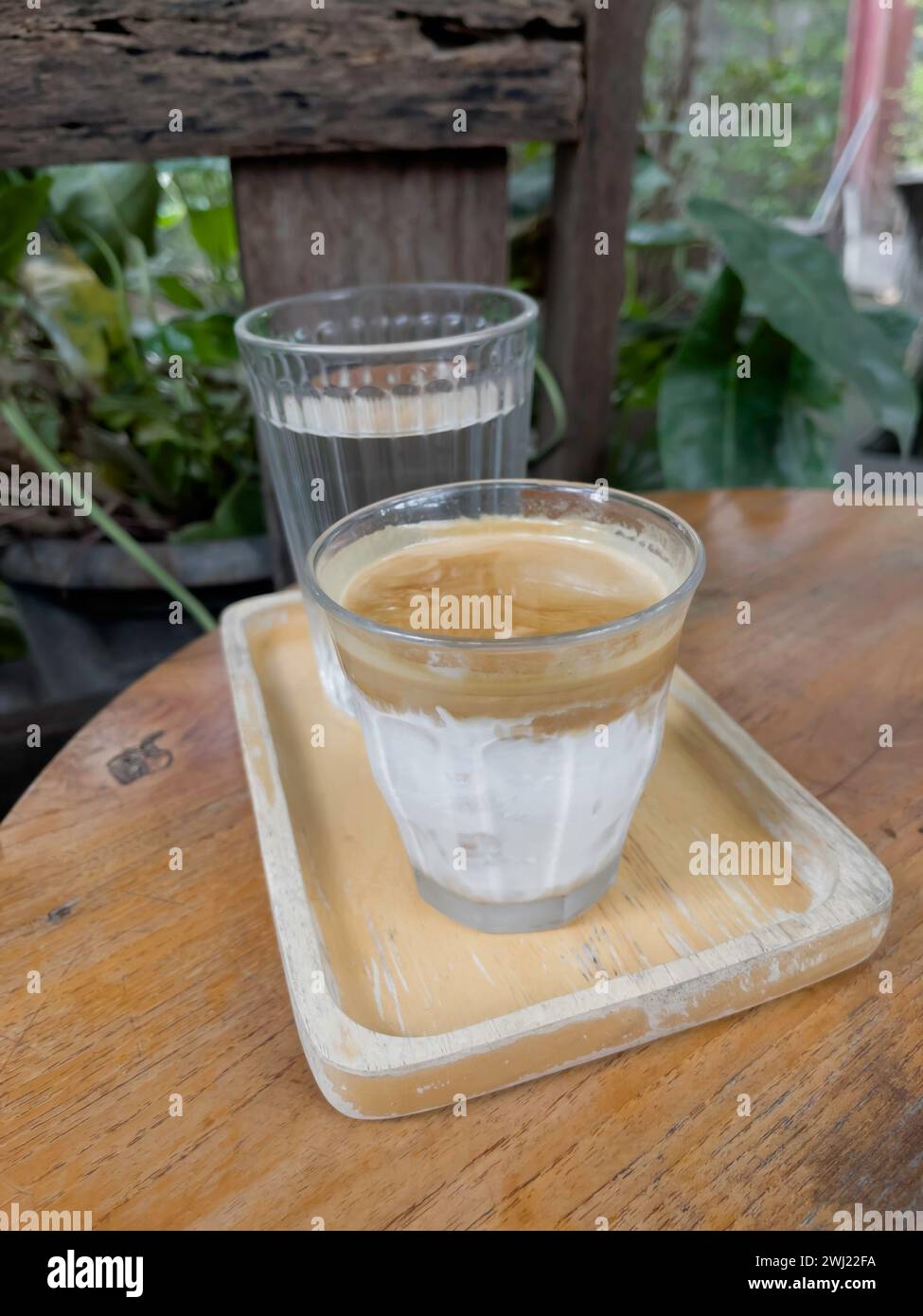 Tazza di caffè sporca o caffè espresso con latte, foto di scorta Foto Stock