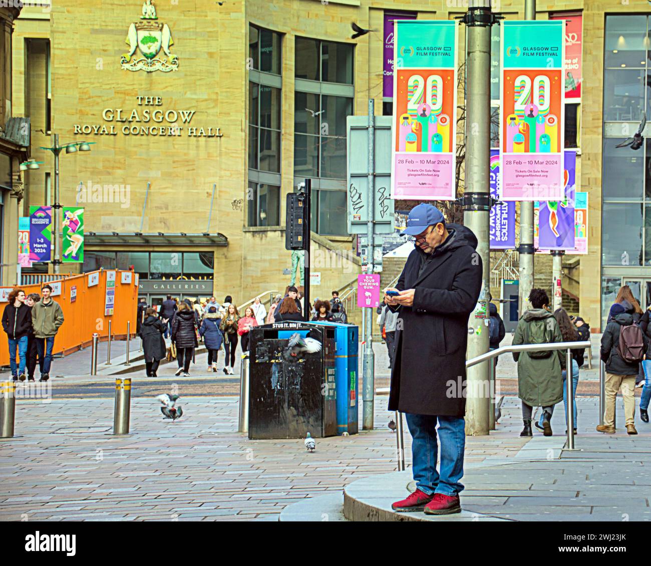 Glasgow, Scozia, Regno Unito. 12 febbraio 2024. I manifesti del festival internazionale del cinema di Glasgow risalgono nel miglio stile della scozia, buchanan Street, la capitale dello shopping della scozia. Credit Gerard Ferry/Alamy Live News Foto Stock