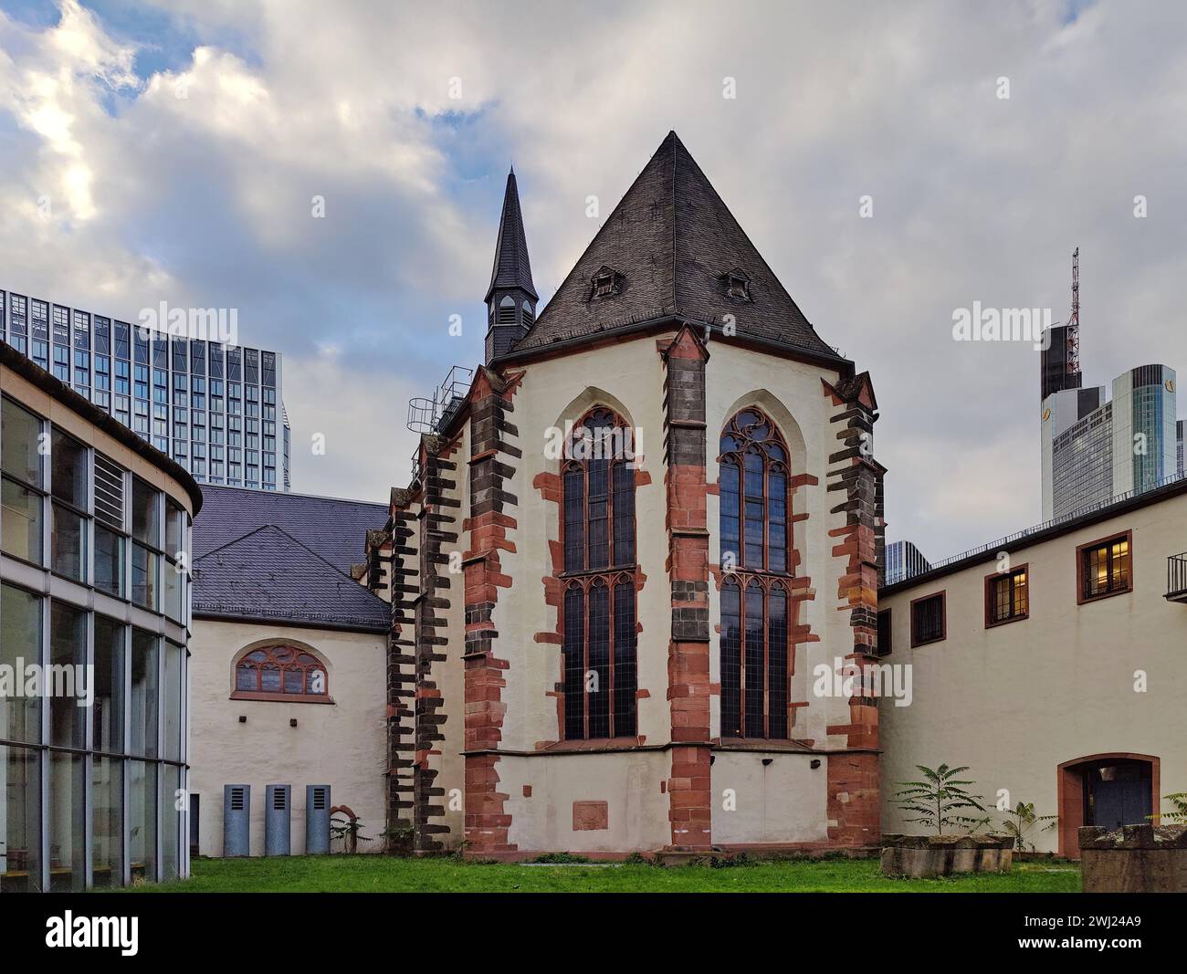 Vecchio monastero carmelitano di fronte a moderni e alti edifici, Francoforte sul meno, Germania, Europa Foto Stock