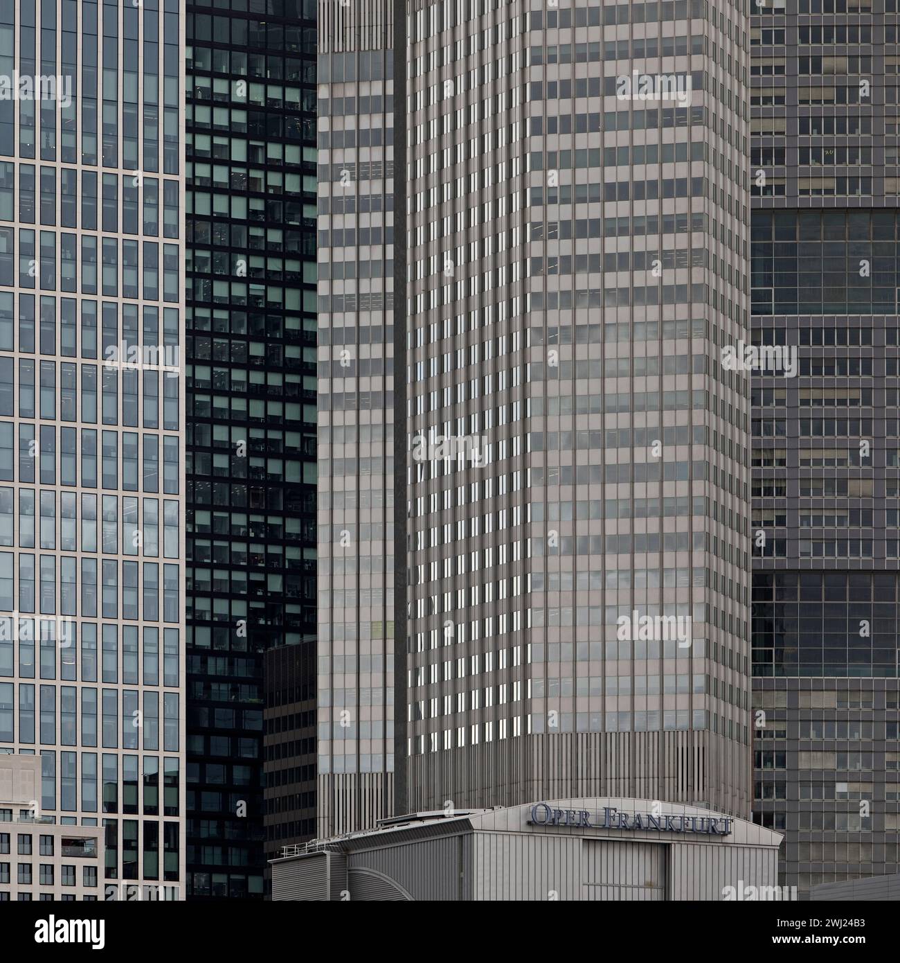 Alti edifici, castelli di cemento grigio con l'opera, Francoforte sul meno, Germania, Europa Foto Stock