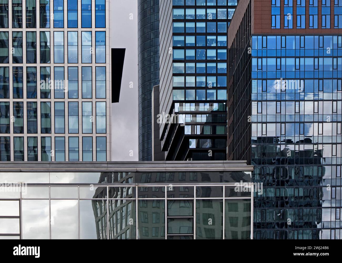 Alti edifici vicini nel quartiere finanziario di Francoforte sul meno, Germania Foto Stock