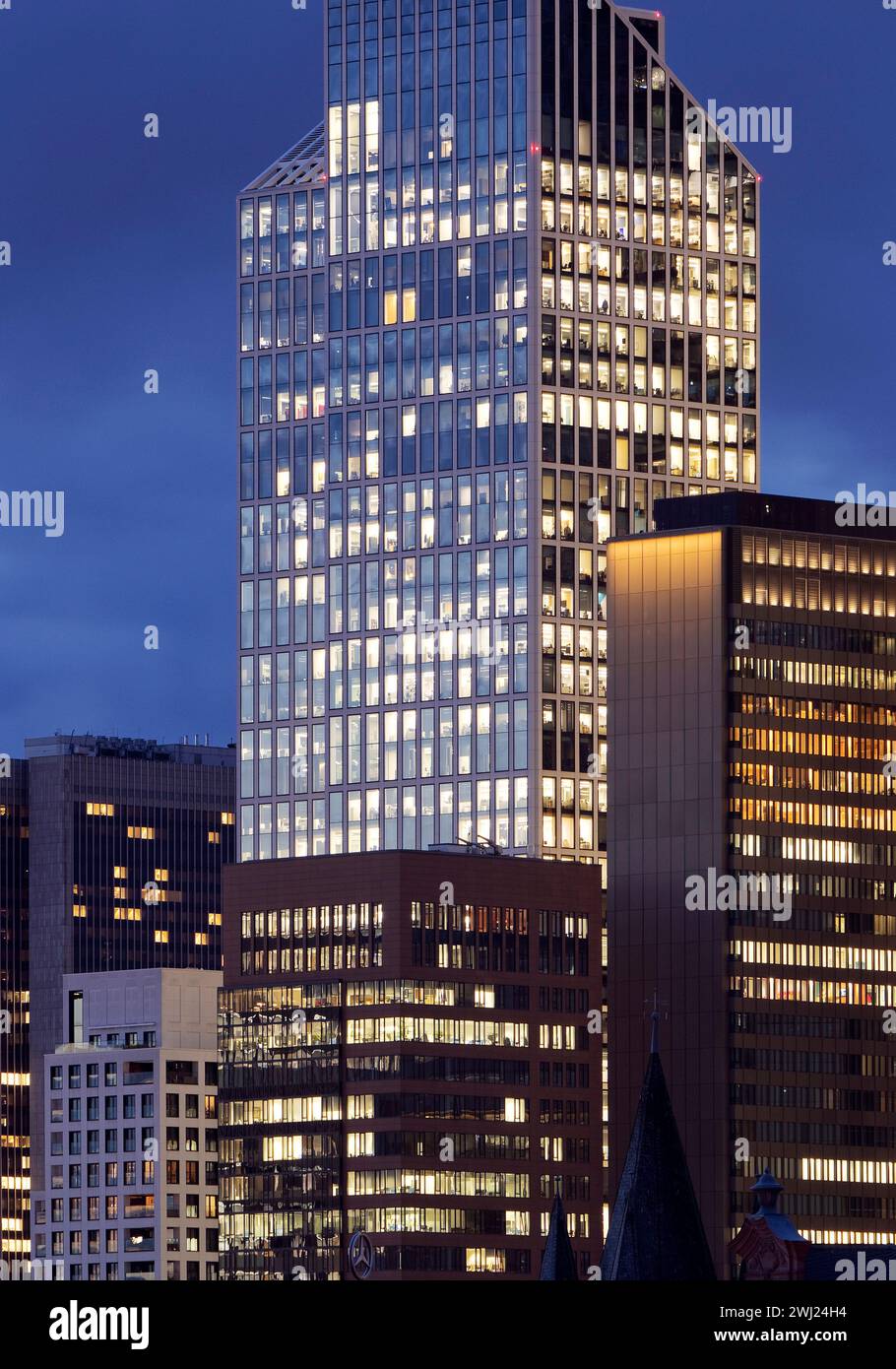Alti edifici presso il Taunusturm, quartiere finanziario in serata, Francoforte sul meno, Germania Foto Stock