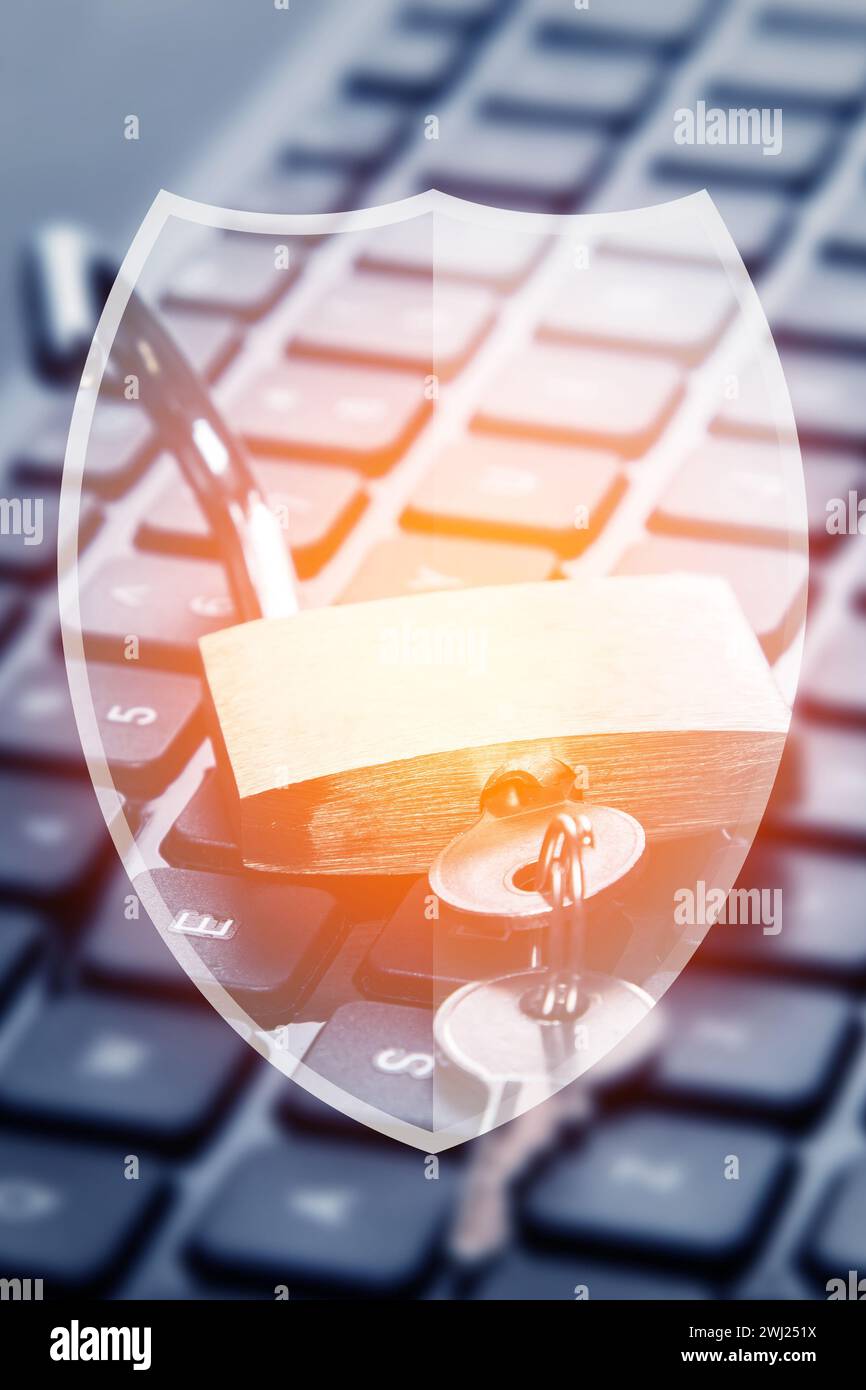 Lucchetto e computer portatile con simbolo Shield. Concetti di privacy delle informazioni e sicurezza informatica Foto Stock