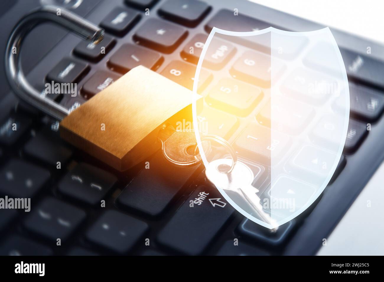 Lucchetto e computer portatile con simbolo Shield. Concetti di privacy delle informazioni e sicurezza informatica Foto Stock