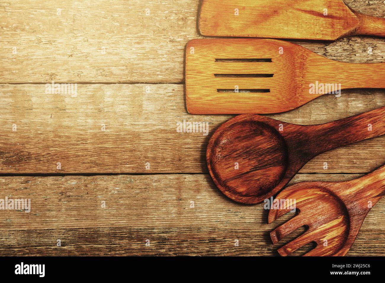 Set di vari utensili da cucina in legno sul tavolo Foto Stock