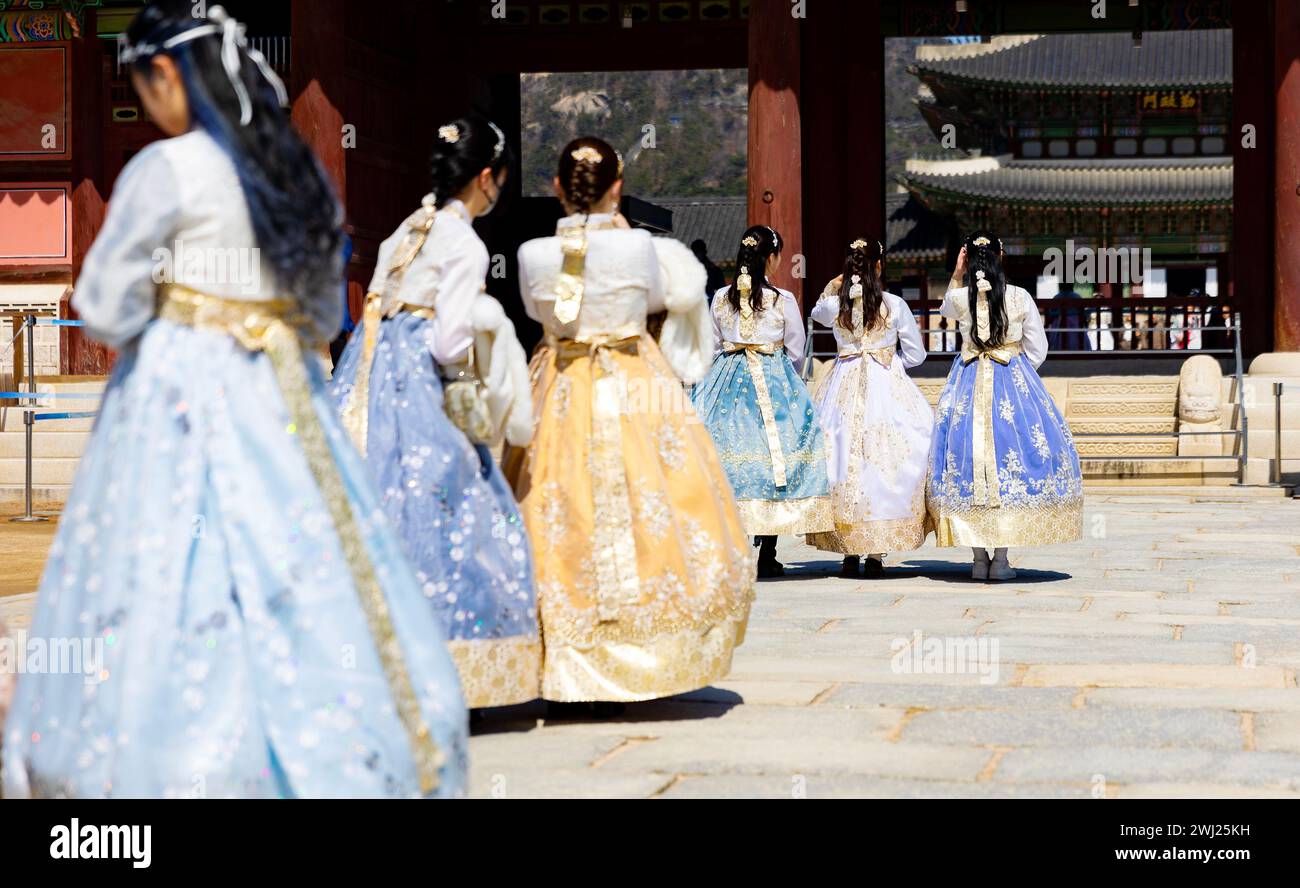 SEOUL - le ragazze con abiti tradizionali coreani si schierano al Palazzo Gyeongbokgung nella città di Seoul, Corea del Sud Foto Stock
