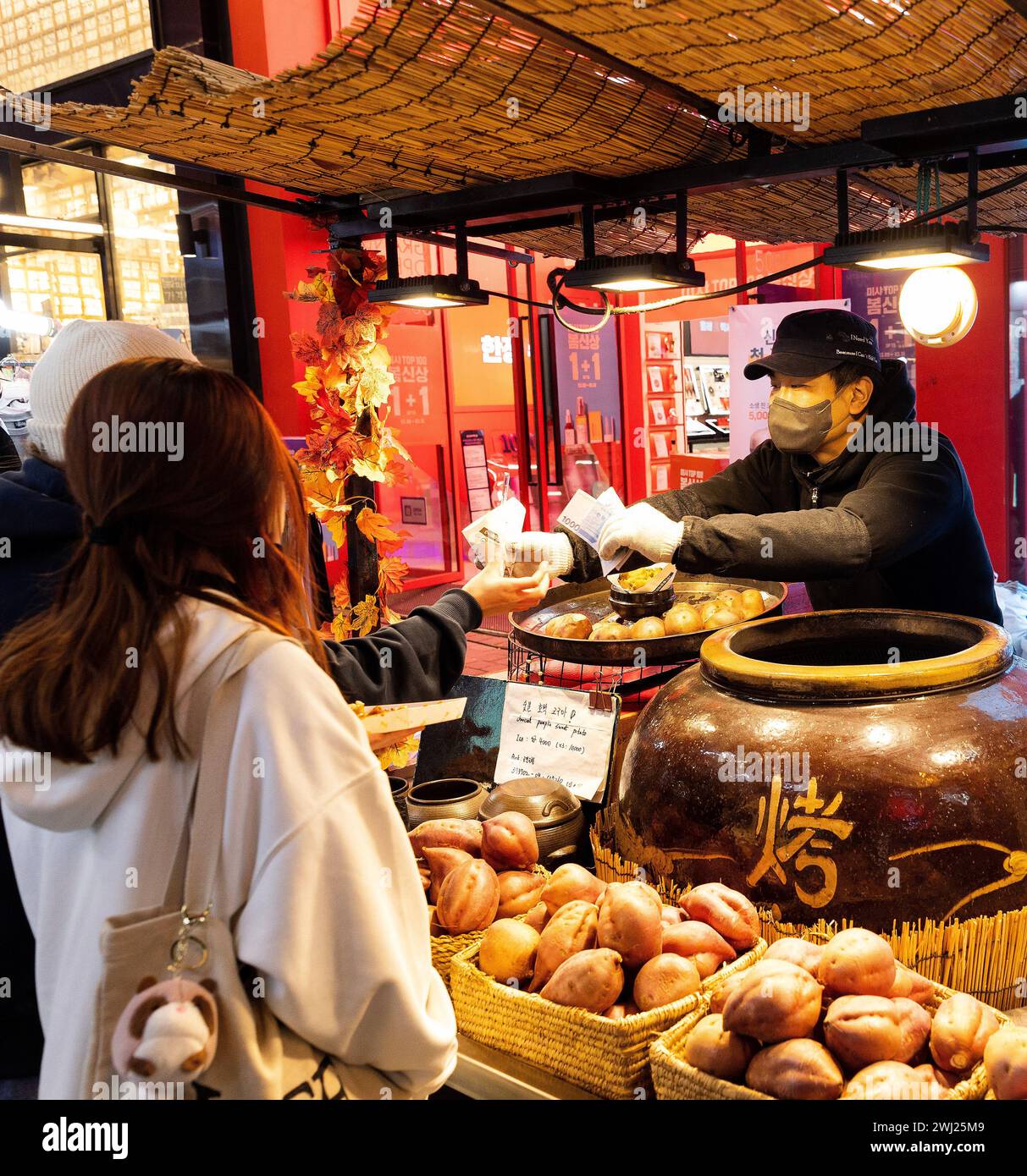 SEOUL - bancarelle alimentari al mercato notturno di Myeongdong a Seoul Foto Stock