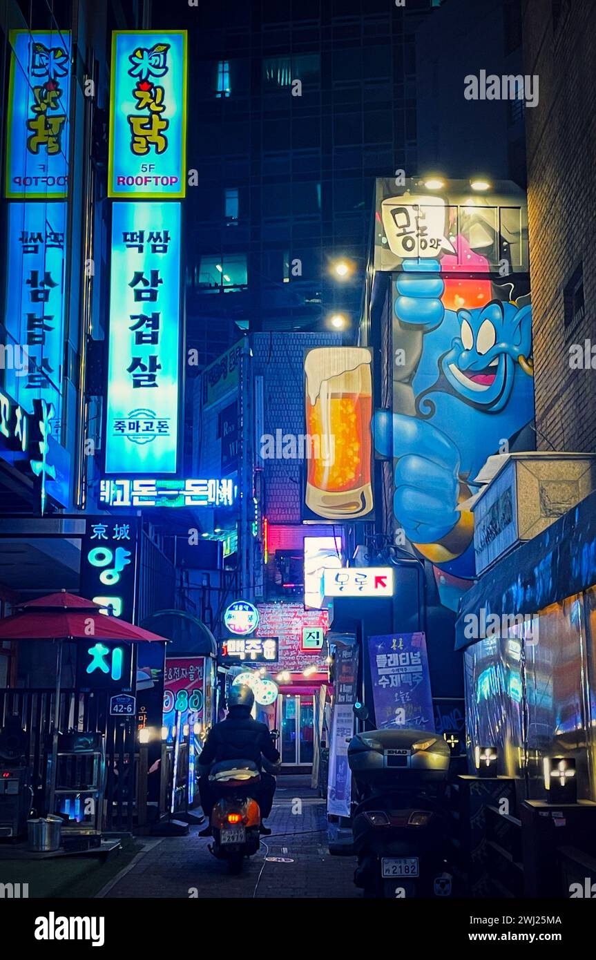 SEOUL - strada illuminata al neon con bar a Seoul Foto Stock
