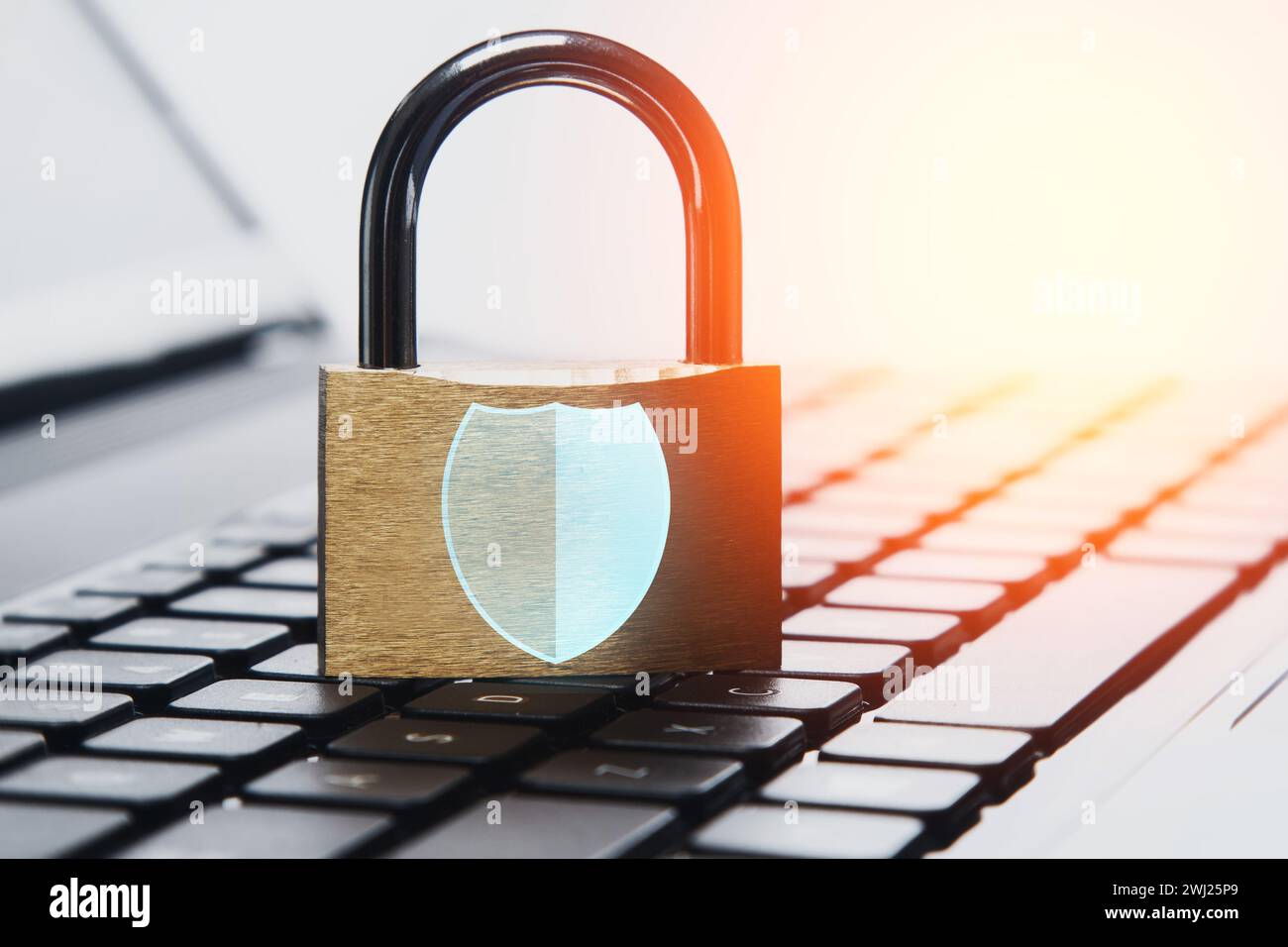 Lucchetto e computer portatile con simbolo Shield. Concetti di privacy delle informazioni e sicurezza informatica Foto Stock