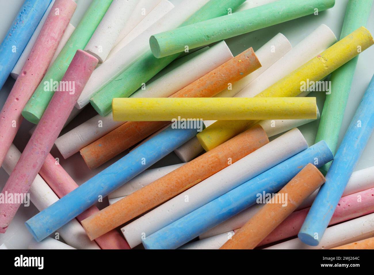 Collezione di gesso dai colori pastello. Pastelli multicolore. Strumento di creatività Foto Stock
