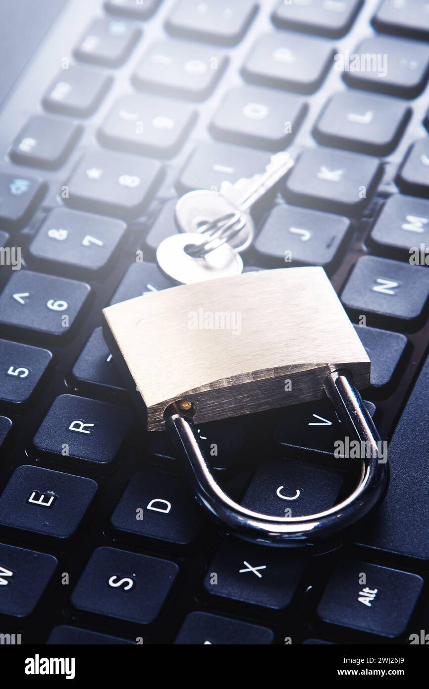 Lucchetto e computer portatile. Concetti di privacy delle informazioni e sicurezza informatica Foto Stock