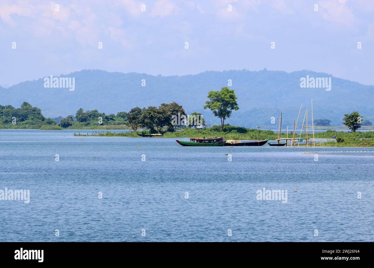 Barche da pesca sul lago Kaptai. Questa foto è stata scattata da Chittagong, Bangladesh. Foto Stock