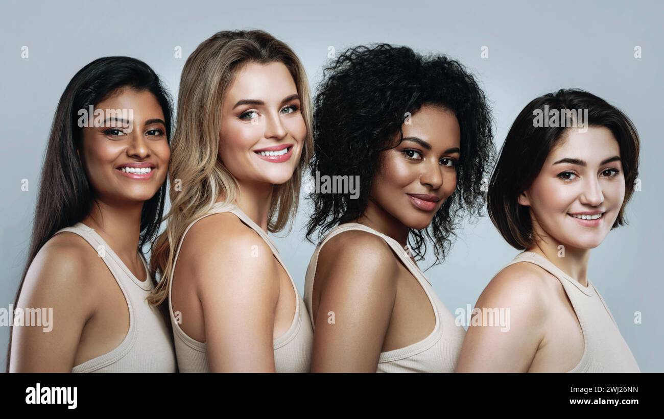 Bellezza e amicizia multietniche. Gruppo di belle donne etniche diverse Foto Stock