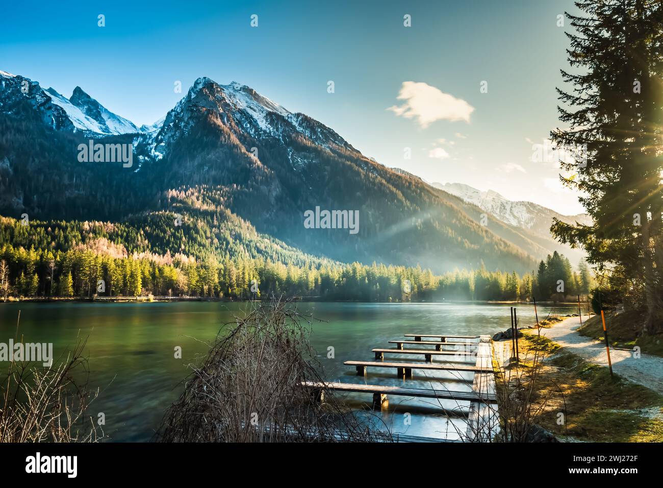 Lago Hintersee in Germania, Baviera, Parco Nazionale Ramsau nelle Alpi. Splendido paesaggio invernale con una luce incredibile al tramonto. Foto Stock