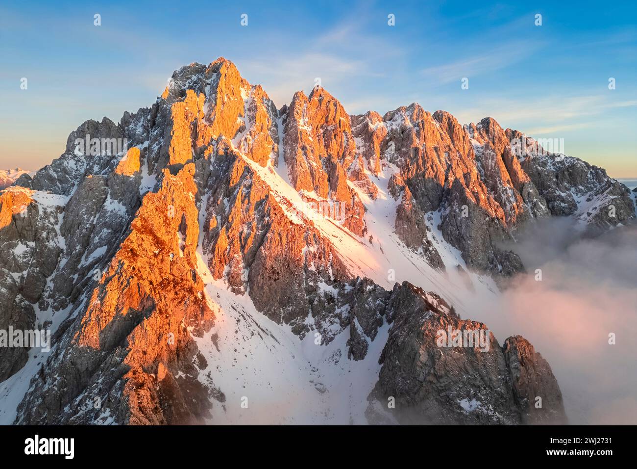 Vista aerea del monte Pizzo Camino al tramonto in inverno. Schilpario, Val di Scalve, bergamo, Lombardia, Italia. Foto Stock