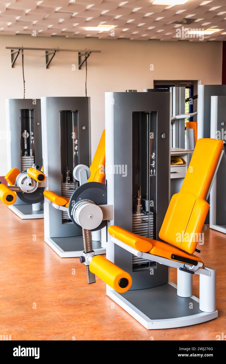 Macchina fitness per l'allenamento di forza per gambe in sala pesi, concetto di bodybuilding, verticale Foto Stock