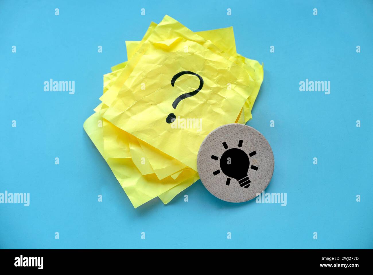 Concetto di pensiero creativo idea e risoluzione dei problemi. Icona della lampadina e punto interrogativo. Foto Stock