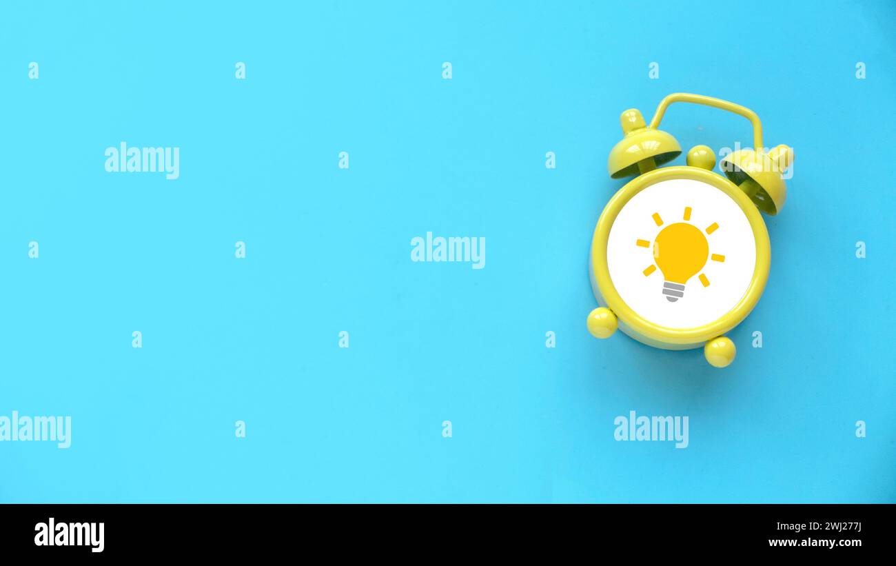 Concetto di pensiero creativo idea e risoluzione dei problemi. Icona della lampadina. Foto Stock