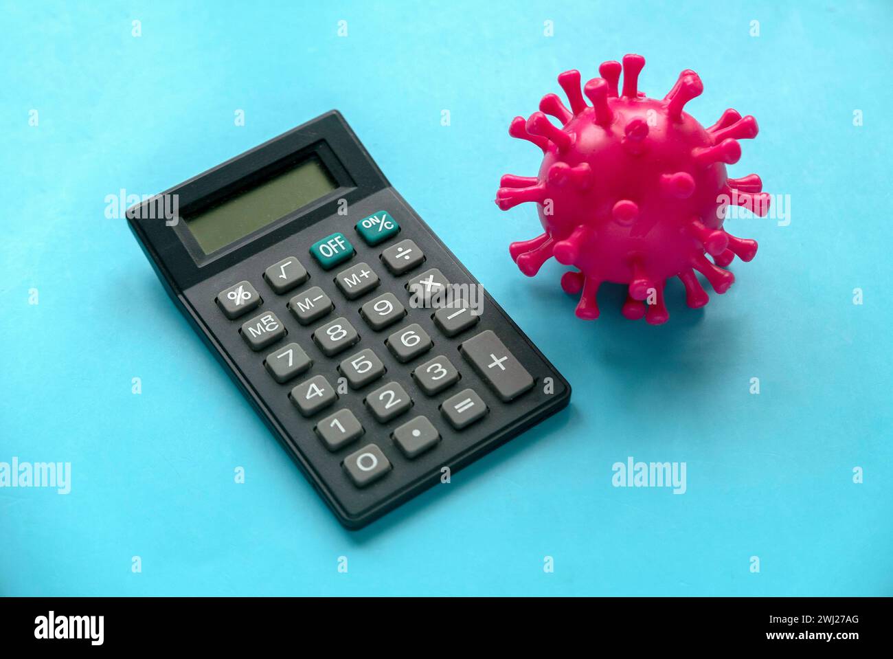 Concetto di virus economico e pandemico. Calcolatrice e modello di virus. Foto Stock