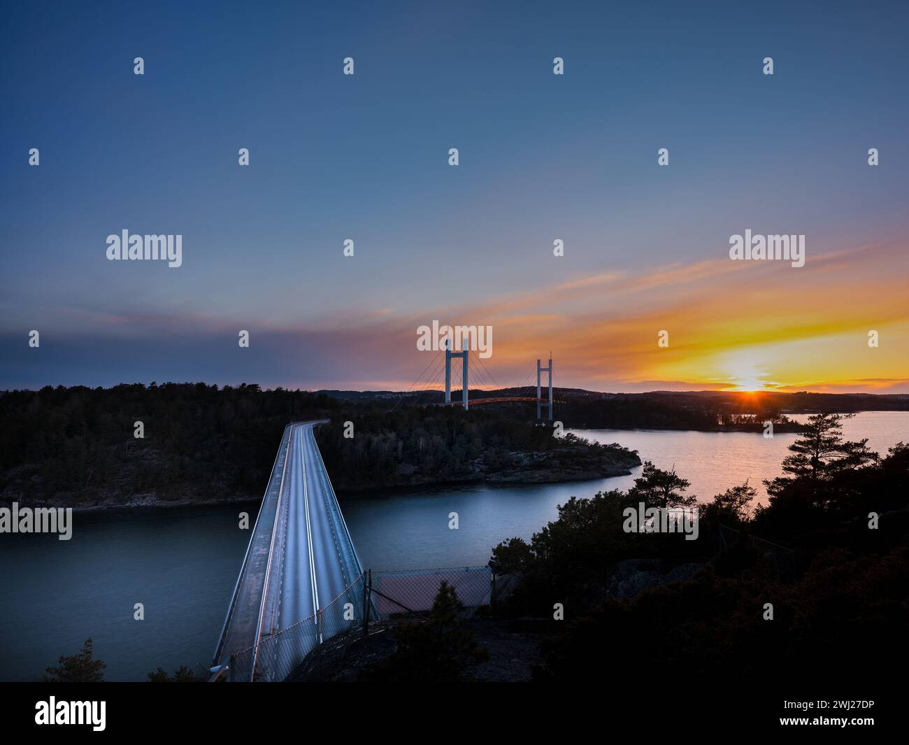 Ponte per l'isola di Tjörn al tramonto. Sparato sulla costa occidentale della Svezia, Bohuslän, Scandinavia Foto Stock