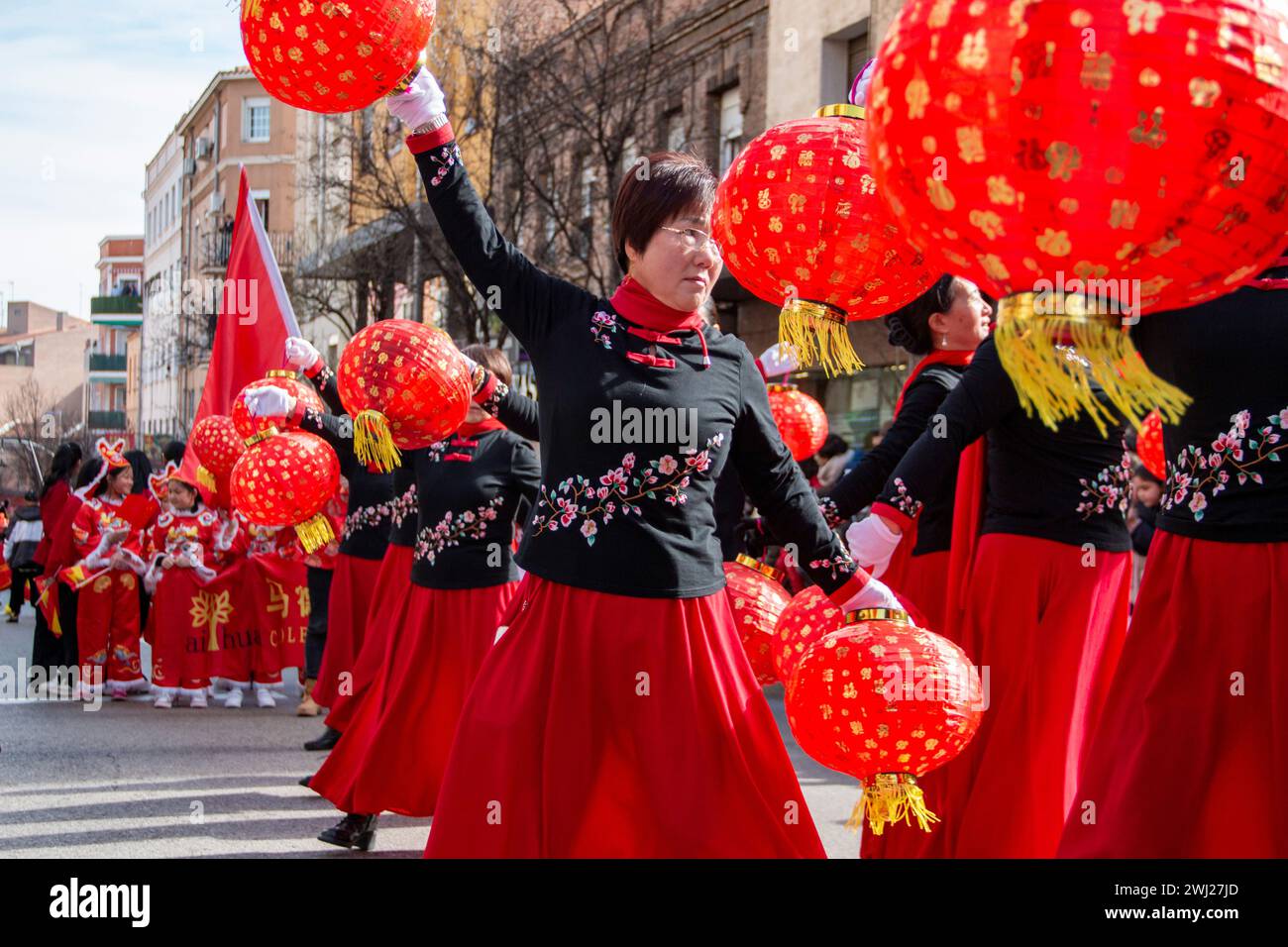 Parata cinese del drago di legno del capodanno. In questo caso possiamo vedere la danza con palloncini rossi trasportati da donne cinesi Foto Stock