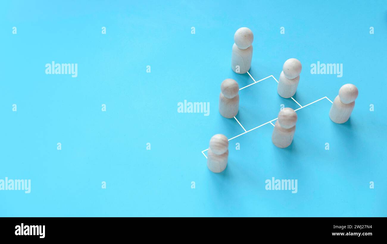 Organigramma gerarchico aziendale di blocchi su sfondo blu con spazio di copia. Foto Stock