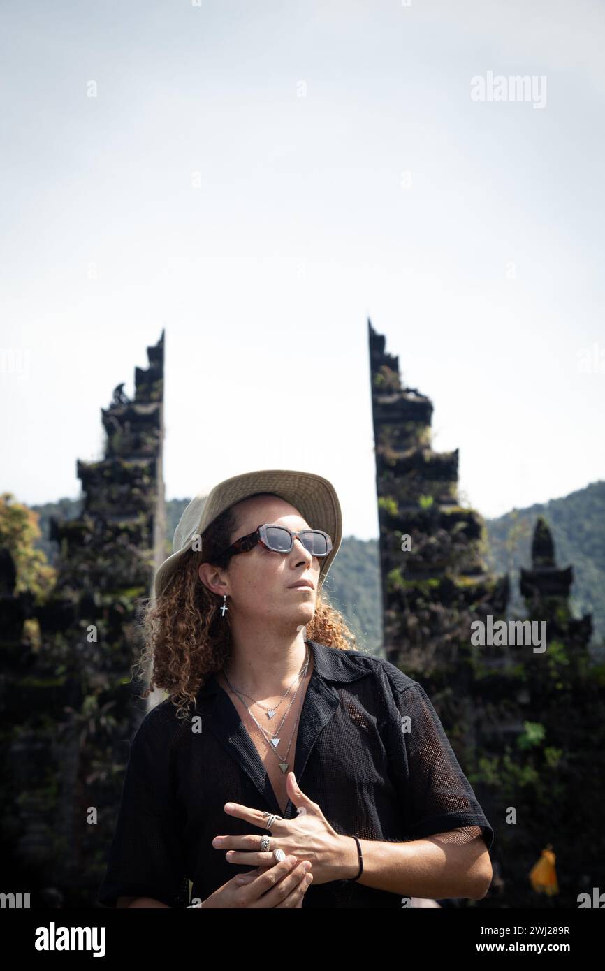 Turista maschile, con accessori e occhiali d'argento, presso la porta di Handara Foto Stock
