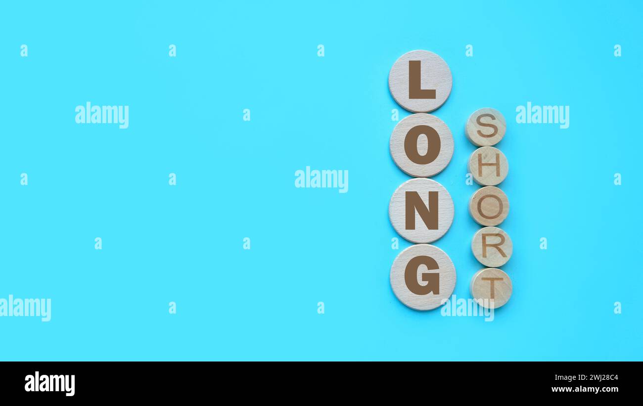 Alfabeto di lavoro lungo e breve su sfondo blu. Foto Stock