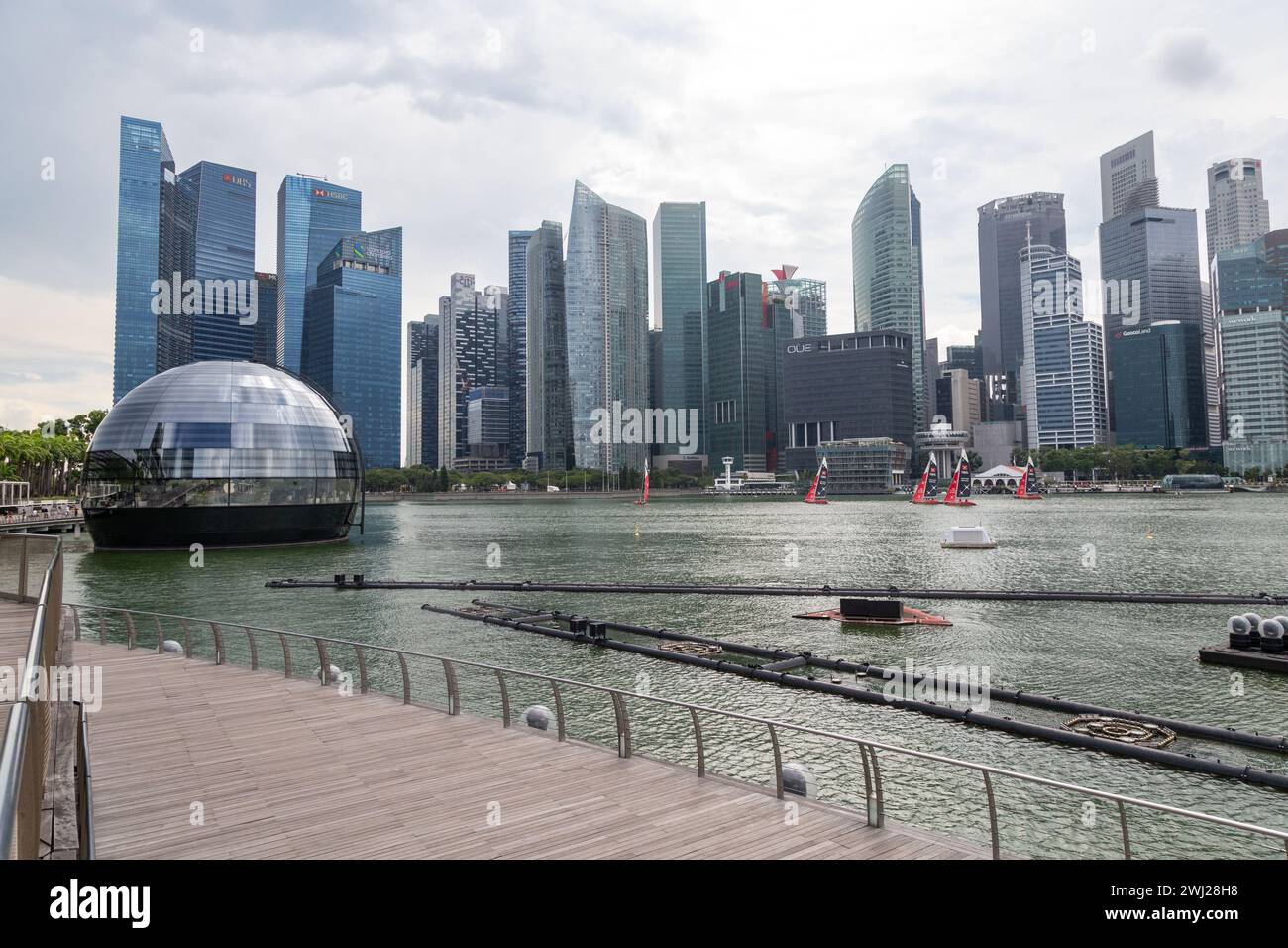 Edifici moderni del quartiere finanziario di Singapore visti dalla Marina Foto Stock