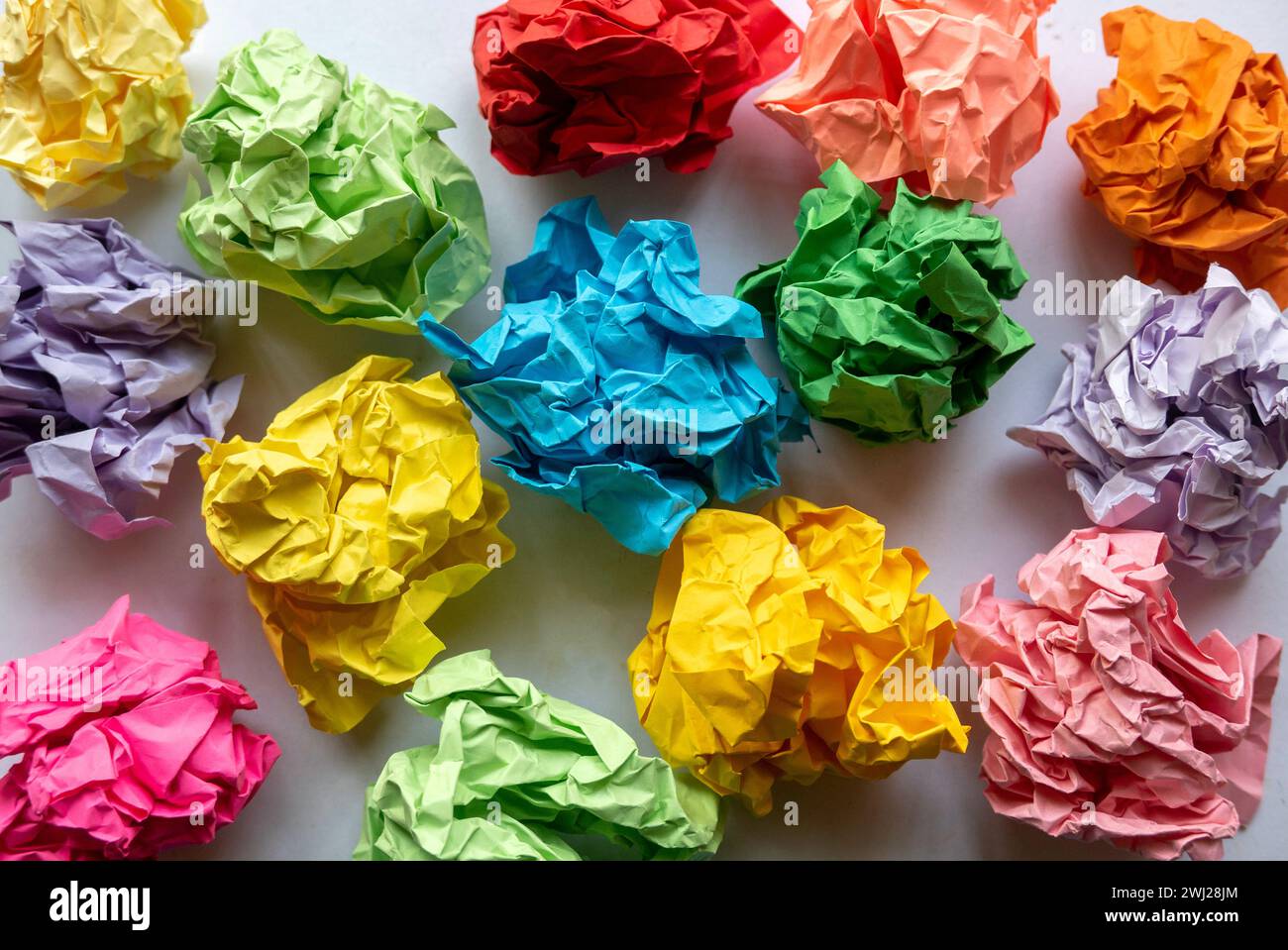 Palline multicolore deformate su sfondo bianco. Foto Stock