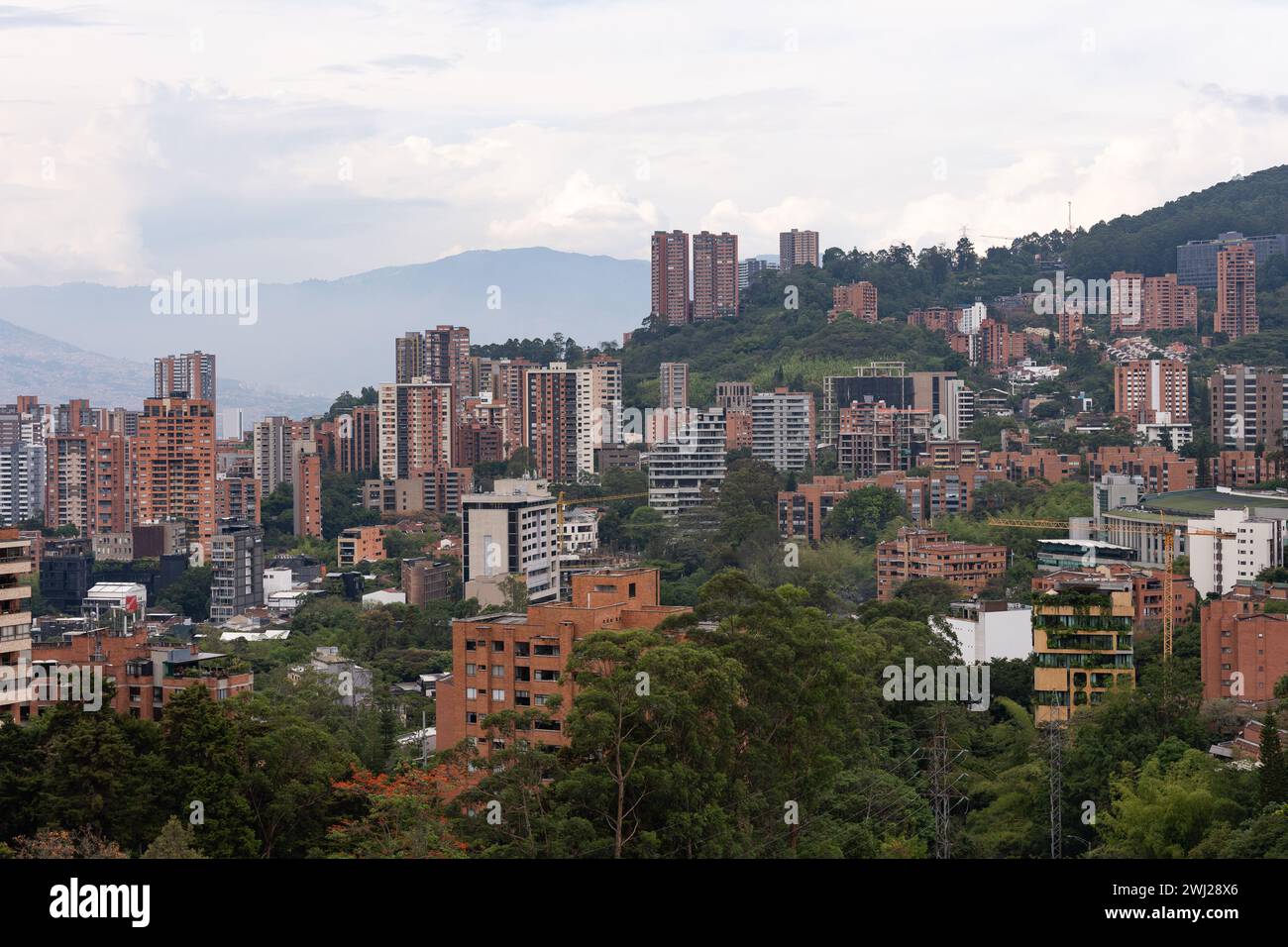 Medellin, Colombia. 02-04-2024. Vista aerea del quartiere di El Poblado Foto Stock