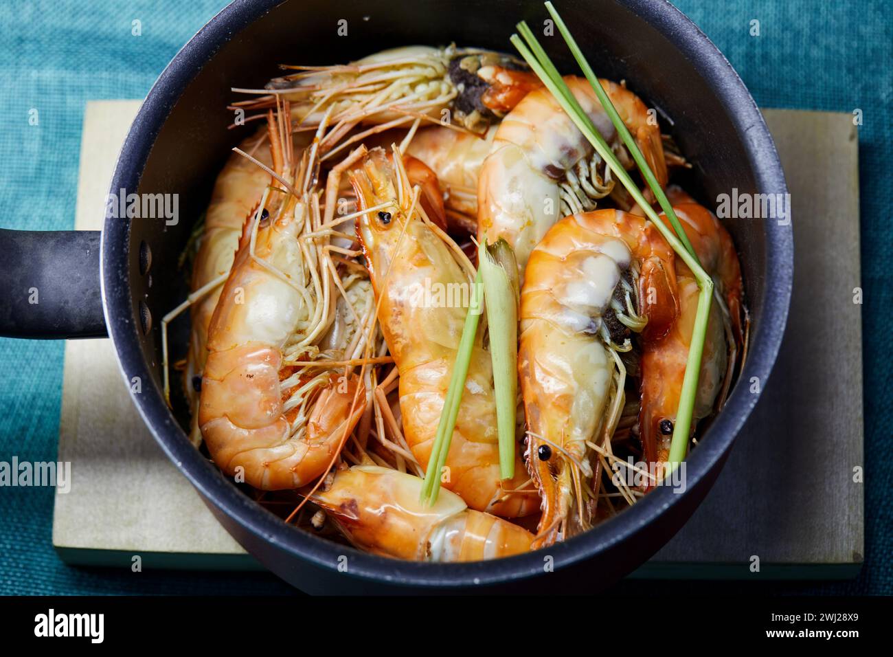 Direttamente sopra i gamberi cotti al vapore in pentola Foto Stock