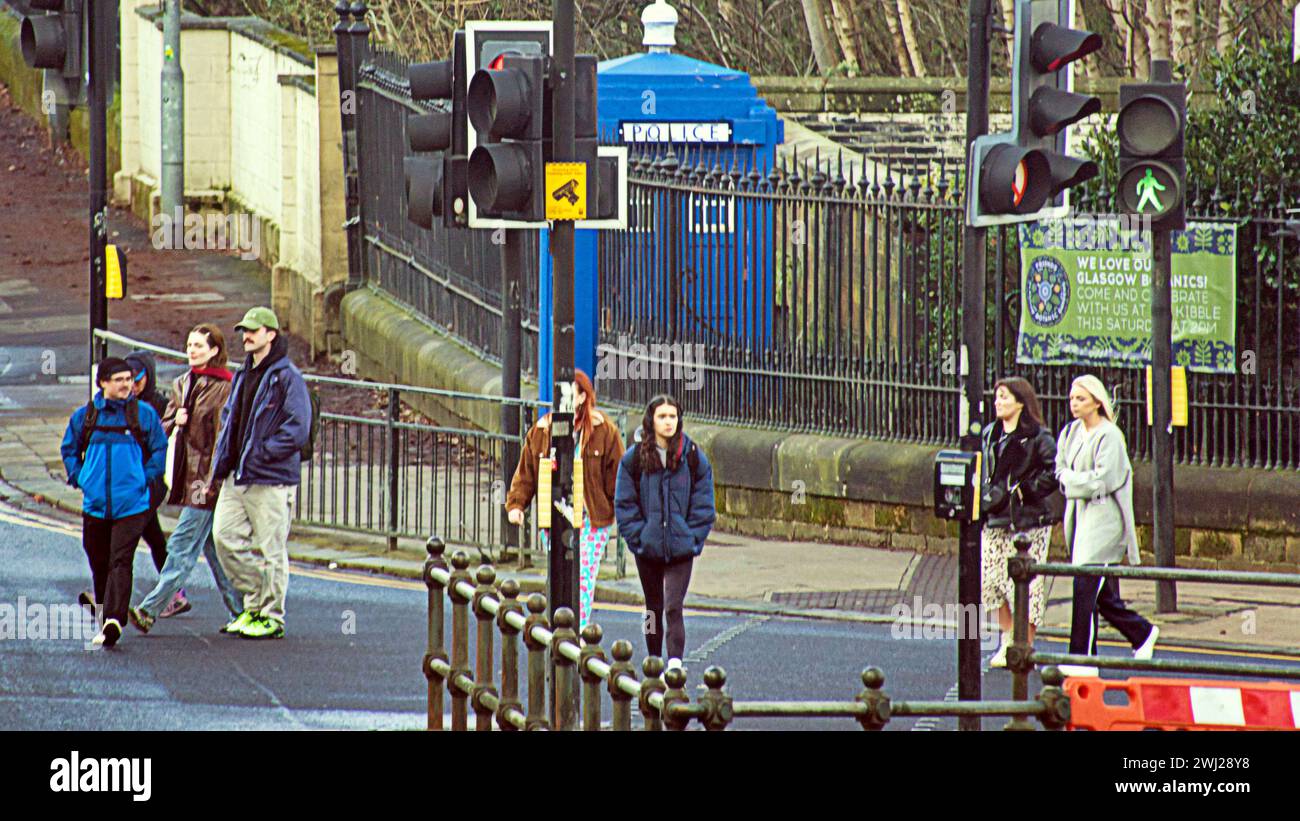Glasgow, Scozia, Regno Unito. 12 febbraio 2024. Meteo nel Regno Unito: Le partenze a freddo hanno visto la gente del posto per le strade nel centro della città. Problemi di traffico nella zona ovest alla botanica e alla byres Road. Credit Gerard Ferry/Alamy Live News Foto Stock