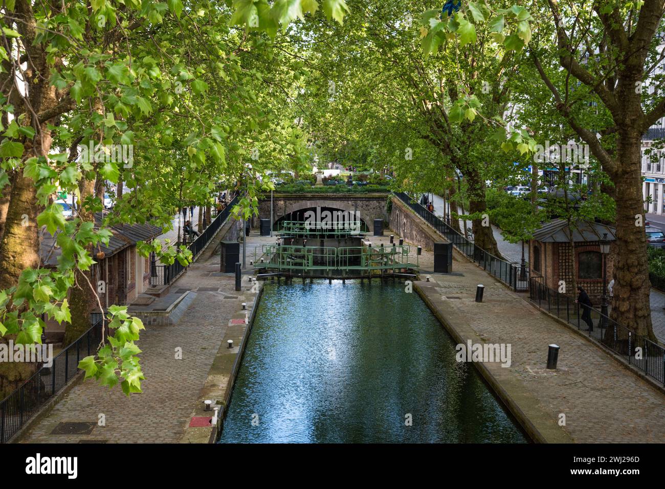 Tranquillo canale Saint Martin a Parigi in estate Foto Stock