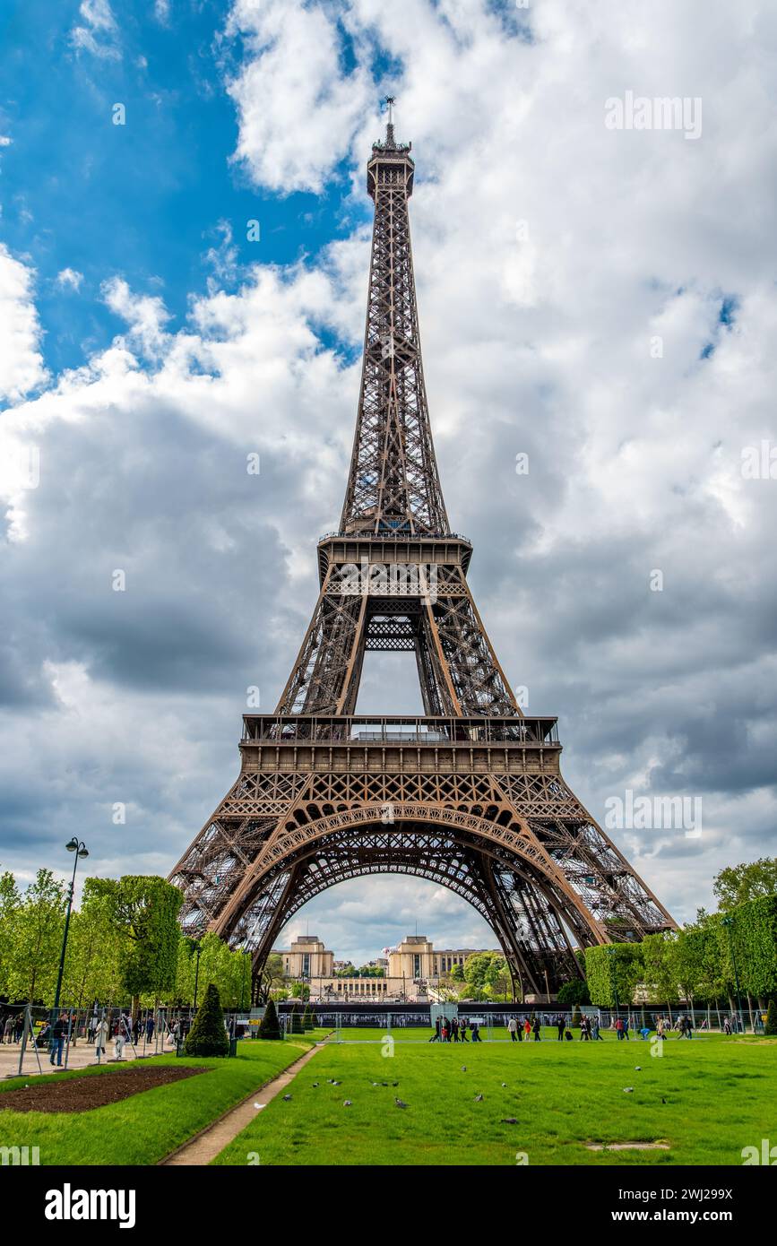 Vista della Torre Eiffel in estate, Parigi Foto Stock