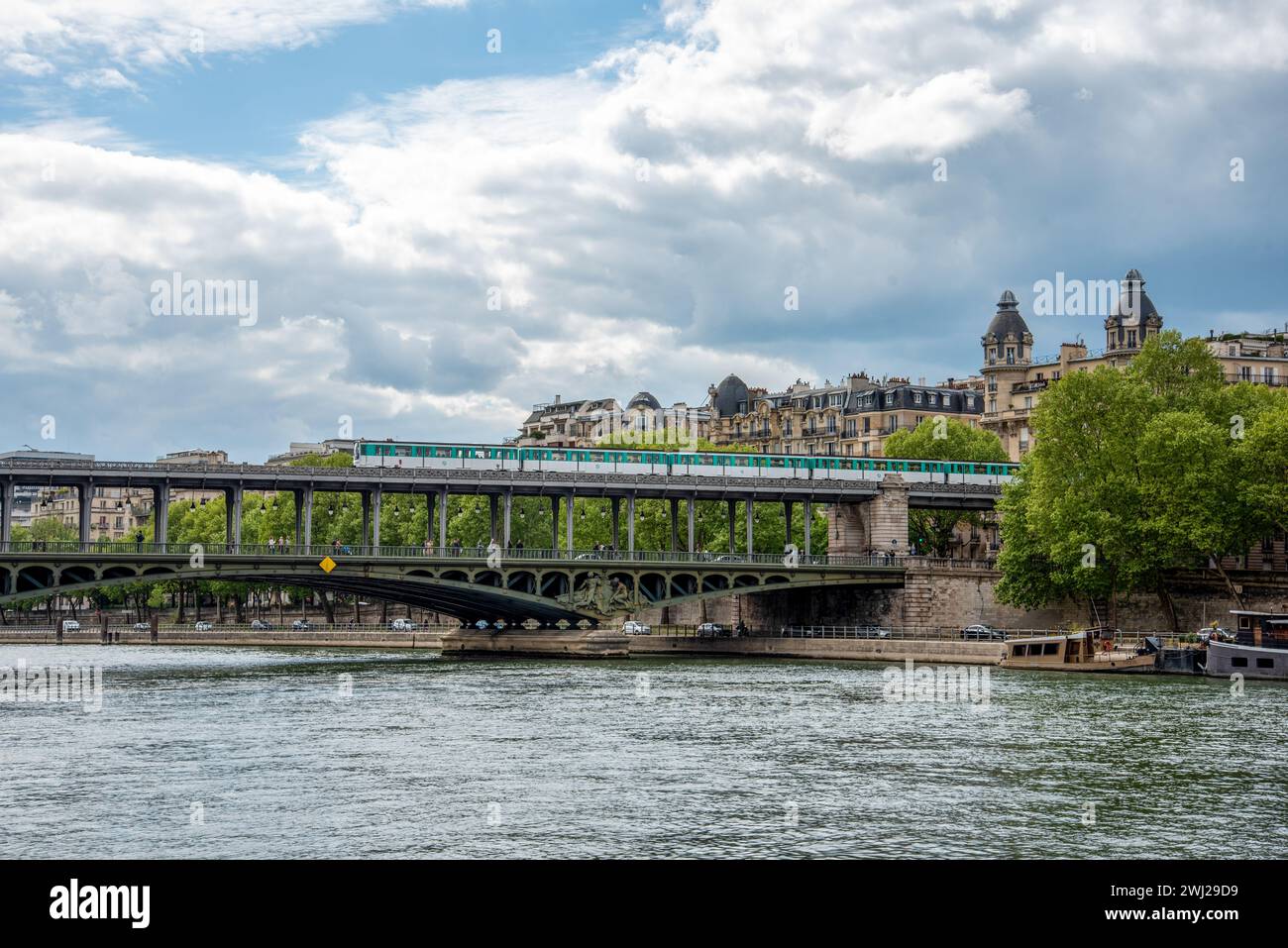 Una metropolitana che attraversa il ponte Bir Hakeim sulla Senna a Parigi Foto Stock