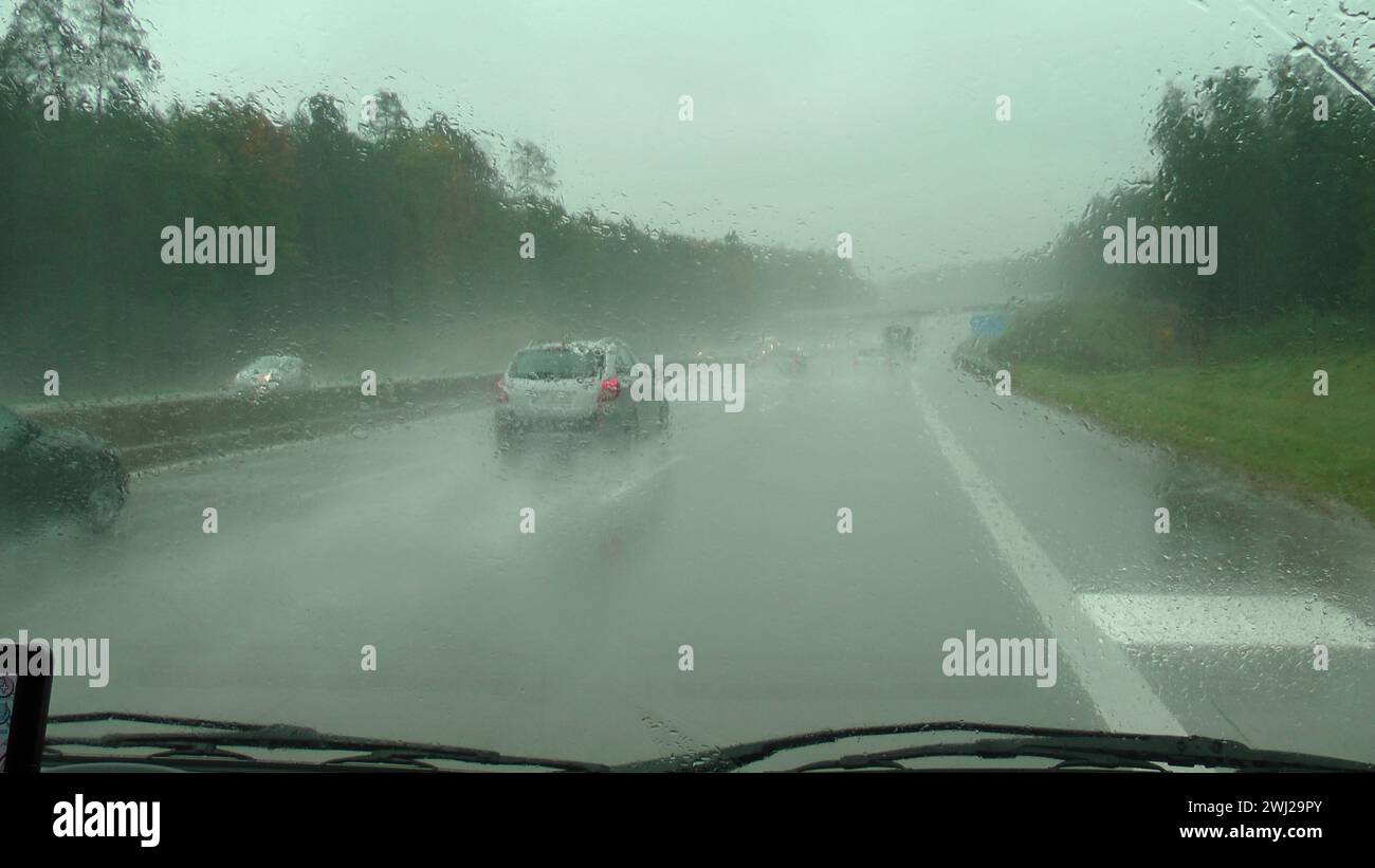 Autobahnfahrt im Regen * guida sotto la pioggia sull'autostrada/superstrada Foto Stock