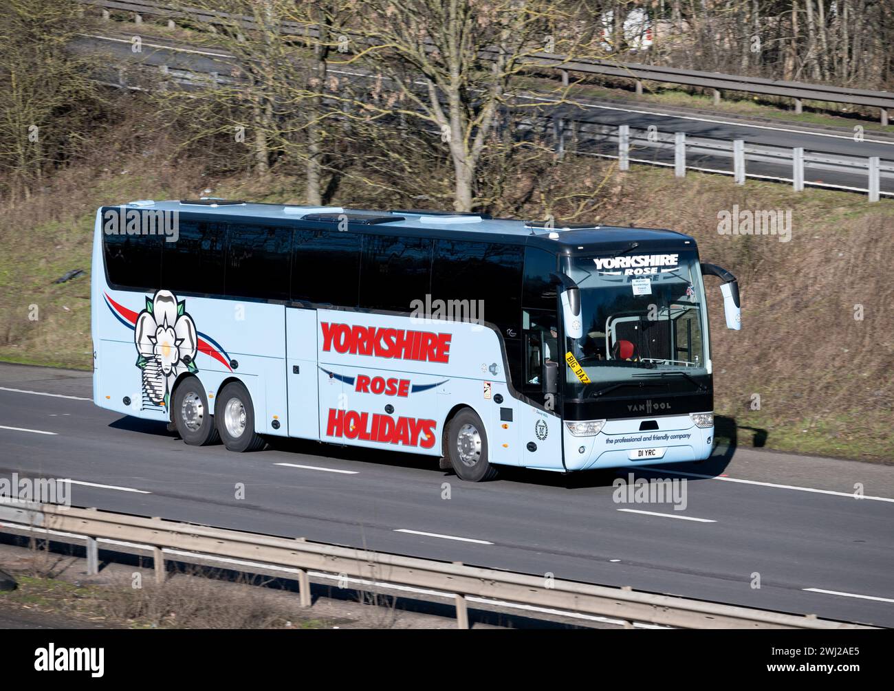 Pullman Yorkshire Rose Holidays sull'autostrada M40, Warwickshire, Regno Unito Foto Stock