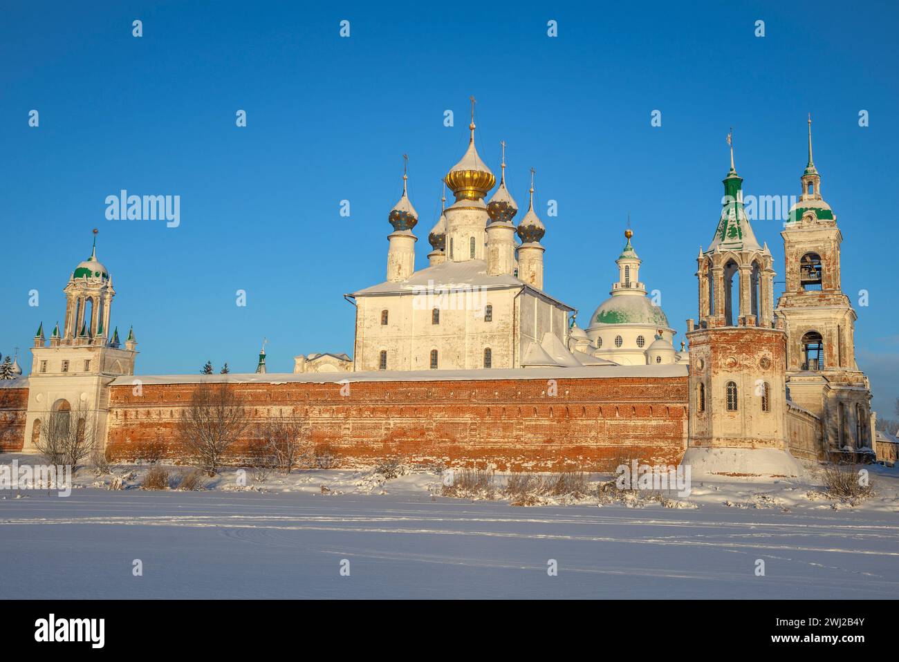 Alle mura dell'antico monastero Spaso-Yakovlevsky Dmitriev. Rostov Veliky, Russia Foto Stock