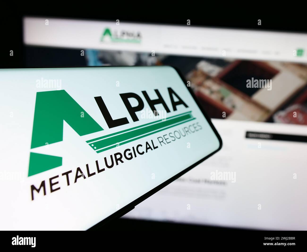 Telefono cellulare con logo della società mineraria americana Alpha Metallurgical Resources Inc. Davanti al sito web. Mettere a fuoco la parte centrale sinistra del display del telefono. Foto Stock