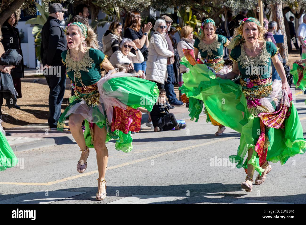 Palamos, Spagna - 11 febbraio 2024, tradizionale parata di carnevale in una piccola città Palamos, in Catalogna, in Spagna . Foto Stock