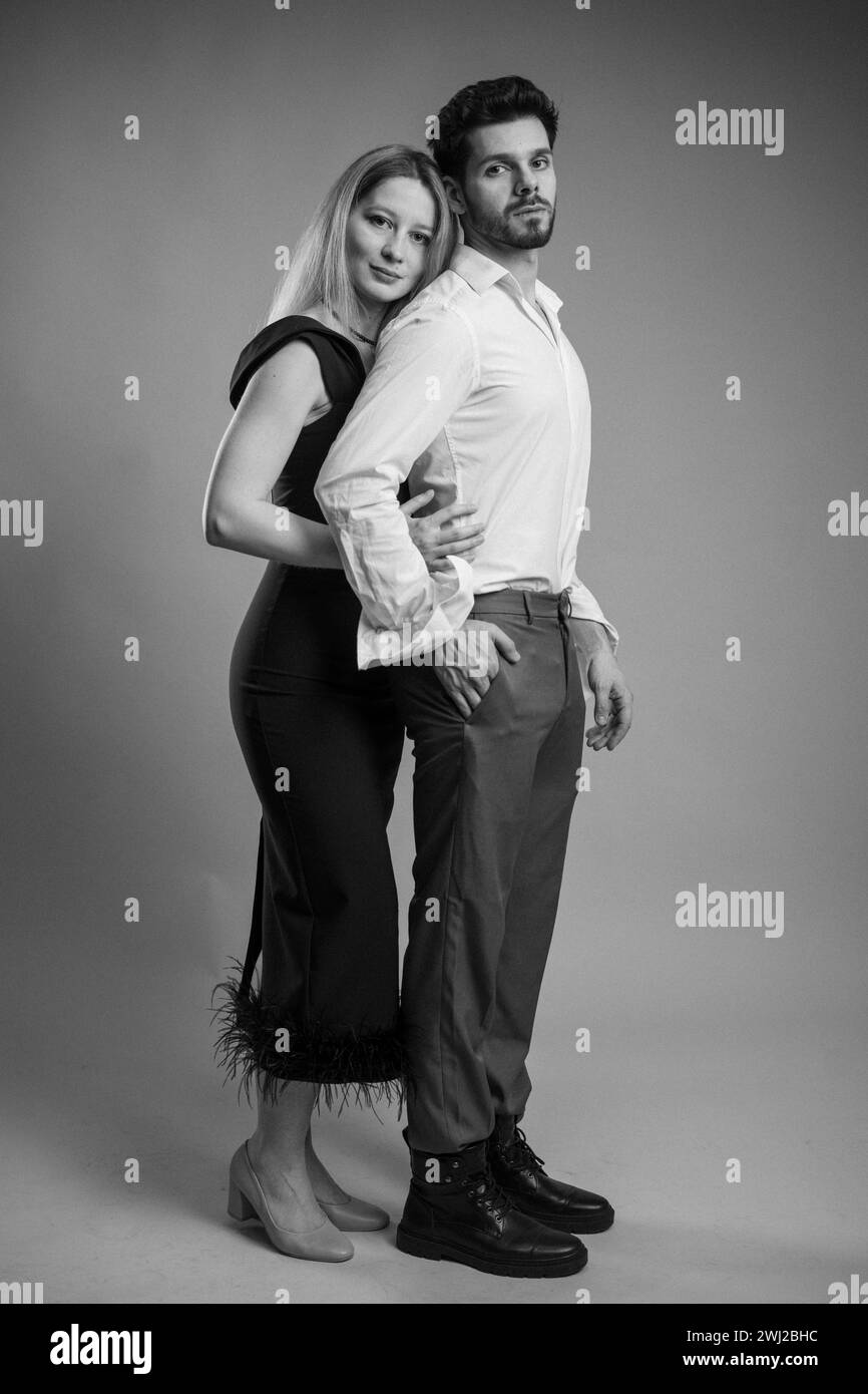 Attraente giovane coppia che posa in studio in bianco e nero Foto Stock